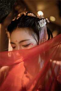 小说脚踏阴阳八卦步，手执木剑斩妖魂