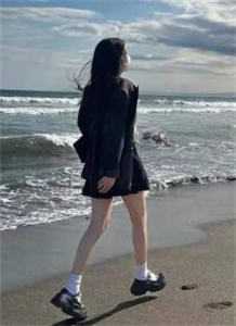 穿成炮灰？无所谓，她靠吃瓜逆袭精选小说
