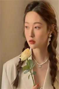 小说重回身死前，她转身抱紧了死对头大腿