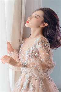 穿成恶毒女配，我陪大佬东山再起精品