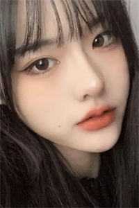 在不远处的沙发上